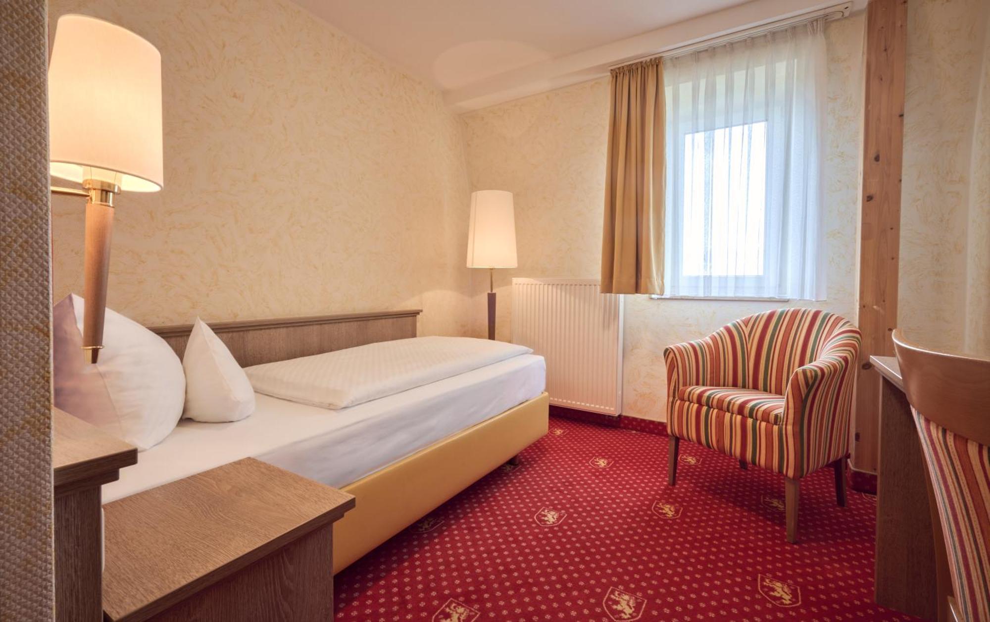 Hotel Wittelsbacher Hoeh Würzburg Oda fotoğraf